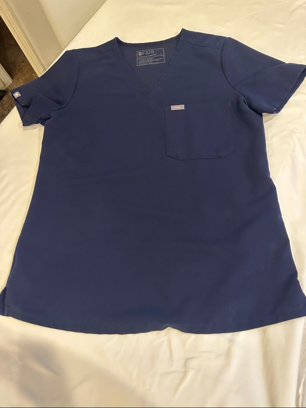 Figs women’s  Navy Short-Sleeve V-Neck Scrub Top